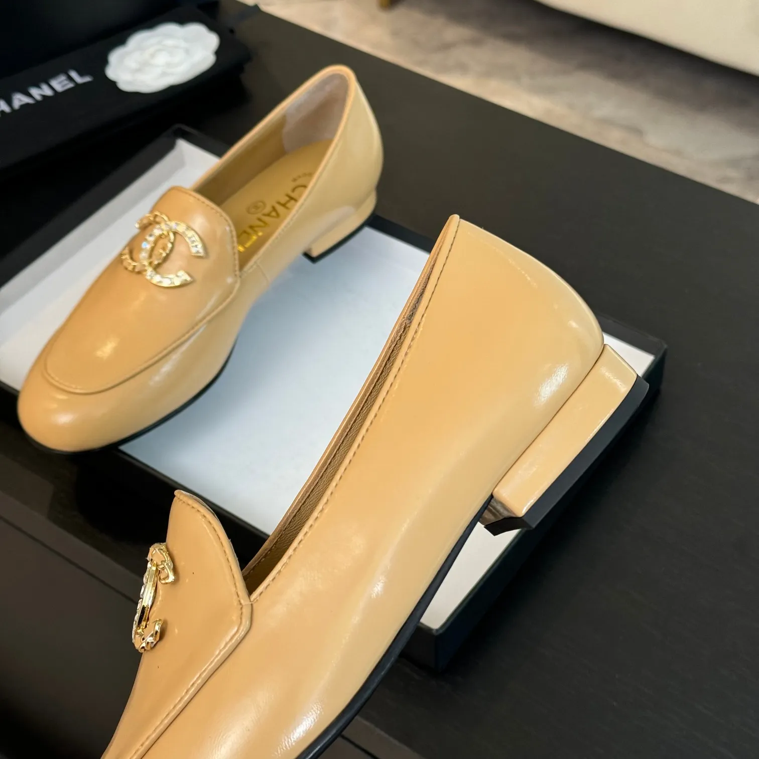 👟👟Ex-factory price 600👟👟 Purchasing-grade CHANEL Xiaoxiang classic retro shoes. I liked this pair at first sight. The design of the upper is very special. The classic hardware buckles embellished with Xiaoxiang are very CHANEL style. It has a high-end feel. The upper feet are very comfortable and soft. The feet are not afraid of being good-looking and comfortable. They are invincible when paired with mid-calf socks, skirts and trousers. It looks simple in style, but it has the effect of elongating the legs immediately on the feet, which is simple and does not lose personality. Adds a touch of coolness. Upper: imported mixed-breed lambskin. Lining: mixed-breed sheepskin. Soft, sweat-absorbent and breathable! Hardware: Exclusive original 1:1 mold development! Long-lasting and does not soften! Outsole: Genuine leather outsole imported from Italy. Height is about 2.5cm. Different market currency. We are different. Size: #34-42 (34 40 41 customized, non-refundable)